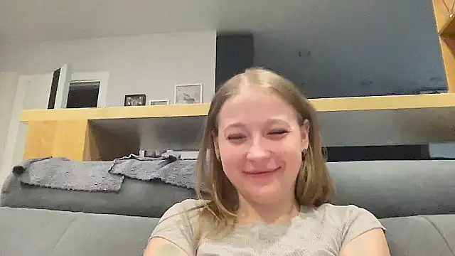 Snapshot of CharmingSarah chatting on 05.28.26 CharmingSarah online show from 05.28.26