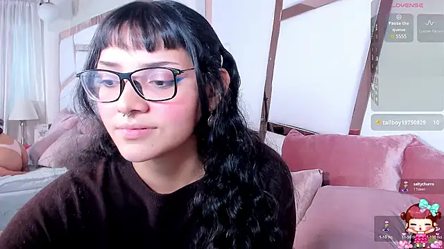 Snapshot of lucyycy chatting on 10.30.25 lucyycy online show from 10.30.25