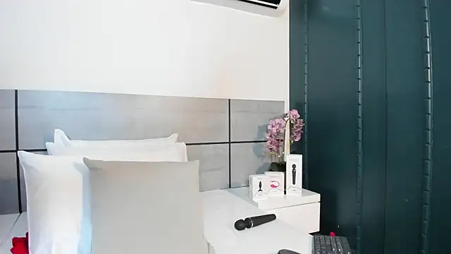 EmmaSmith2 online show from 12.20.25