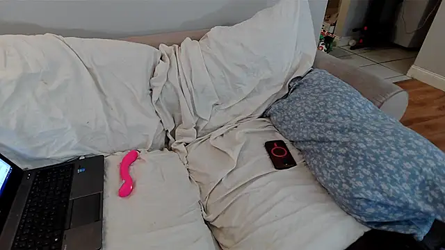 Snapshot of EmoDream1998 chatting on 02.07.25 EmoDream1998 online show from 02.07.25