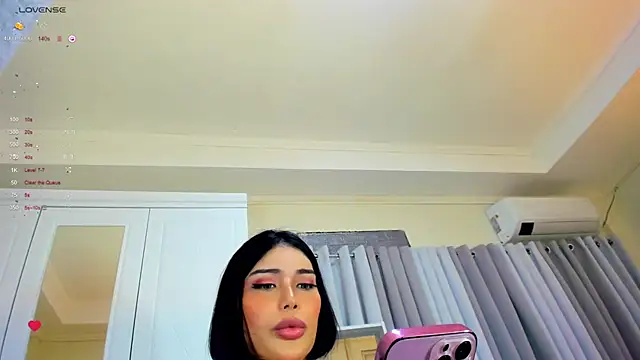 Snapshot of FuckDollNicky chatting on 12.19.24 FuckDollNicky online show from 12.19.24