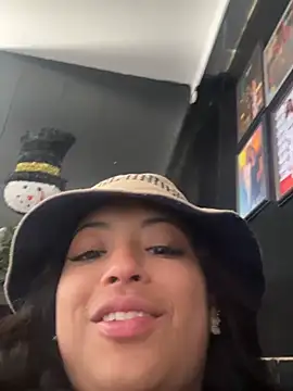 Snapshot of vaness_weet chatting on 12.31.24 vaness weet online show from 12.31.24