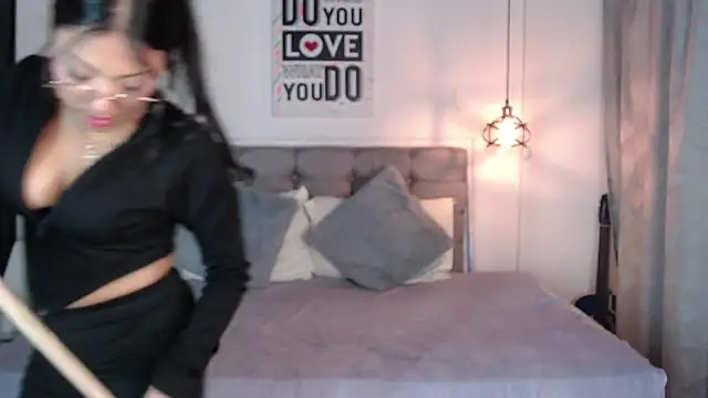 Snapshot of vaness_weet chatting on 01.04.25 vaness weet online show from 01.04.25