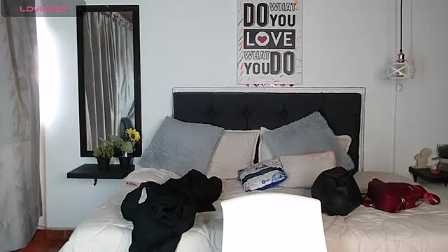 Snapshot of vaness_weet chatting on 03.10.25 vaness weet online show from 03.10.25