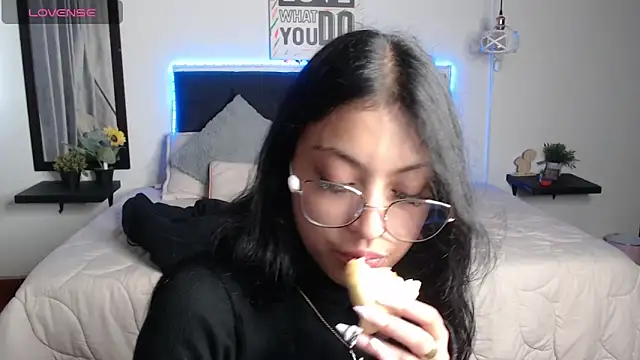 Snapshot of vaness_weet chatting on 03.11.25 vaness weet online show from 03.11.25