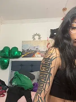Snapshot of vaness_weet chatting on 03.18.25 vaness weet online show from 03.18.25