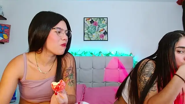 Snapshot of Layla_Rachel chatting on 10.15.25 Layla Rachel online show from 10.15.25