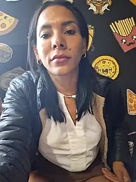 Snapshot of Doll_Loren chatting on 01.20.25 Doll Loren online show from 01.20.25