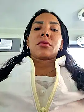 Snapshot of Doll_Loren chatting on 10.20.25 Doll Loren online show from 10.20.25