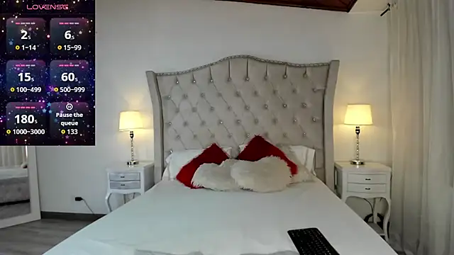 Snapshot of Naughtykitty4 chatting on 10.04.25 Naughtykitty4 online show from 10.04.25