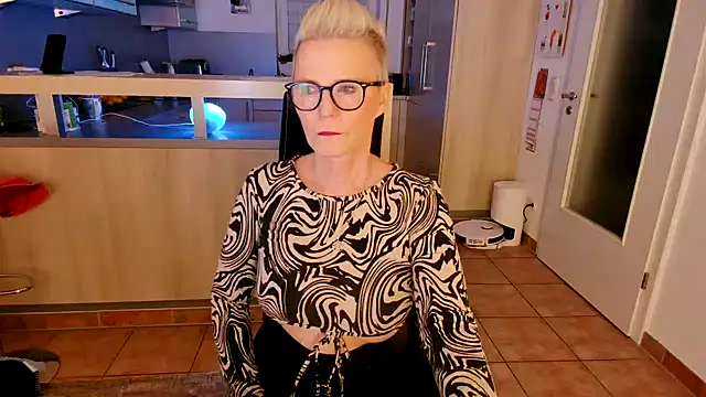 Snapshot of German_Milf chatting on 12.18.24 German Milf online show from 12.18.24