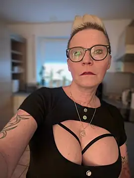 Snapshot of German_Milf chatting on 01.24.25 German Milf online show from 01.24.25