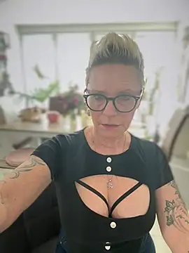 Snapshot of German_Milf chatting on 02.17.25 German Milf online show from 02.17.25