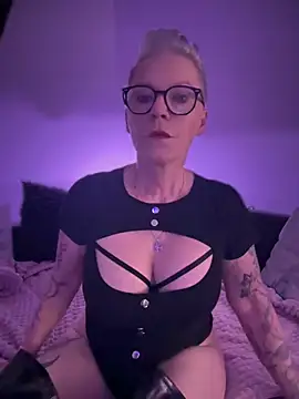 Snapshot of German_Milf chatting on 02.27.25 German Milf online show from 02.27.25