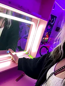 Snapshot of Cutiepiespanks chatting on 09.21.25 Cutiepiespanks online show from 09.21.25