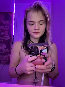 Snapshot of Cutiepiespanks chatting on 10.01.25 Cutiepiespanks online show from 10.01.25