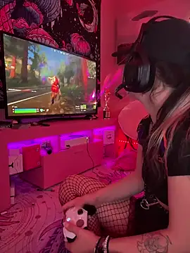 Snapshot of Cutiepiespanks chatting on 10.05.25 Cutiepiespanks online show from 10.05.25