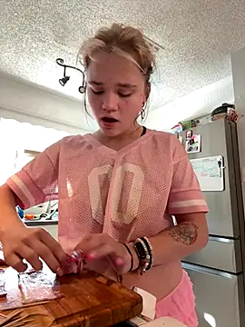 Snapshot of Cutiepiespanks chatting on 10.10.25 Cutiepiespanks online show from 10.10.25