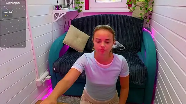 Snapshot of Misss_Vikk chatting on 09.10.25 Misss Vikk online show from 09.10.25