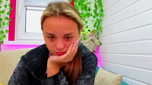 Snapshot of Misss_Vikk chatting on 09.21.25 Misss Vikk online show from 09.21.25