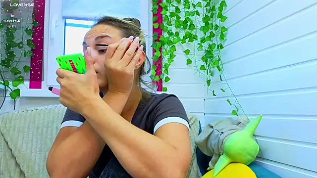 Snapshot of Misss_Vikk chatting on 09.24.25 Misss Vikk online show from 09.24.25