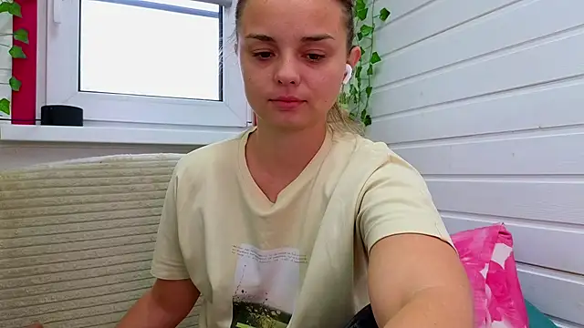 Snapshot of Misss_Vikk chatting on 10.16.25 Misss Vikk online show from 10.16.25