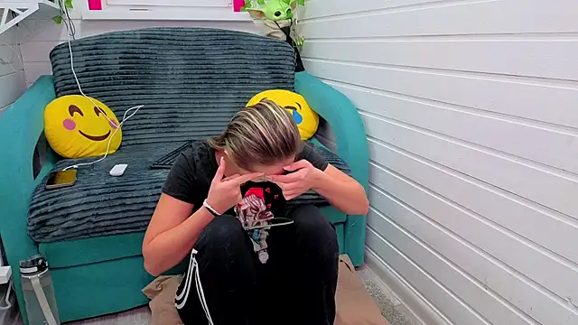 Misss Vikk online show from 11.21.25