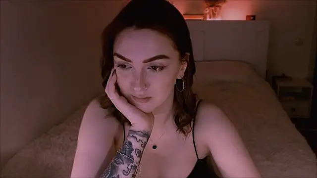 Snapshot of LilyFarey chatting on 02.04.25 LilyFarey online show from 02.04.25