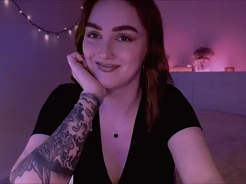 Snapshot of LilyFarey chatting on 02.12.25 LilyFarey online show from 02.12.25