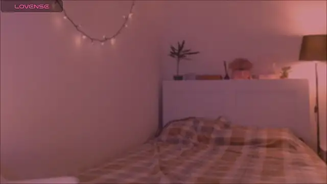 Snapshot of LilyFarey chatting on 09.28.25 LilyFarey online show from 09.28.25