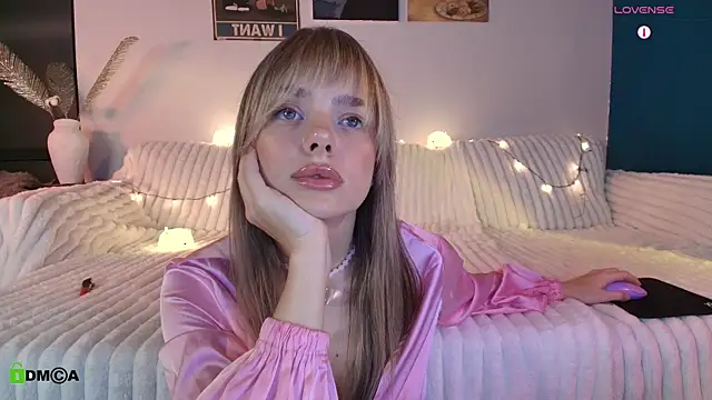 Snapshot of Kylie_Desire chatting on 10.29.25 Kylie Desire online show from 10.29.25