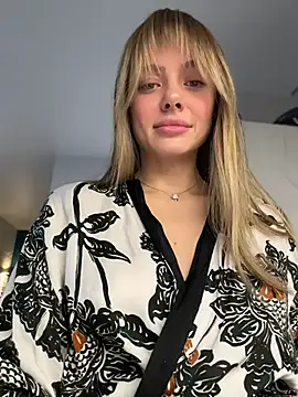 Snapshot of Kylie_Desire chatting on 11.04.25 Kylie Desire online show from 11.04.25