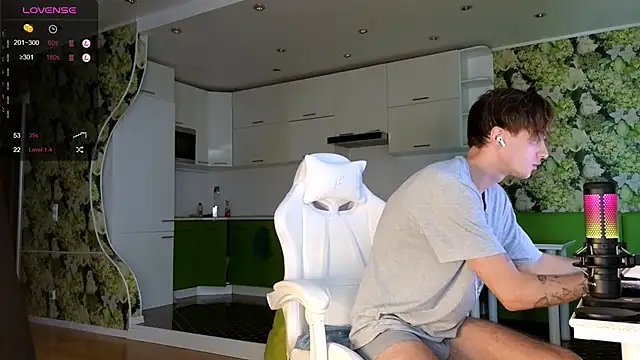 Snapshot of Cryptikov chatting on 09.24.25 Cryptikov online show from 09.24.25