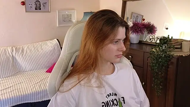 Snapshot of doll_lesli chatting on 12.15.24 doll lesli online show from 12.15.24