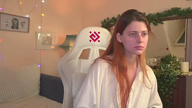 Snapshot of doll_lesli chatting on 12.20.24 doll lesli online show from 12.20.24