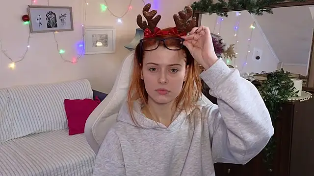 Snapshot of doll_lesli chatting on 12.26.24 doll lesli online show from 12.26.24