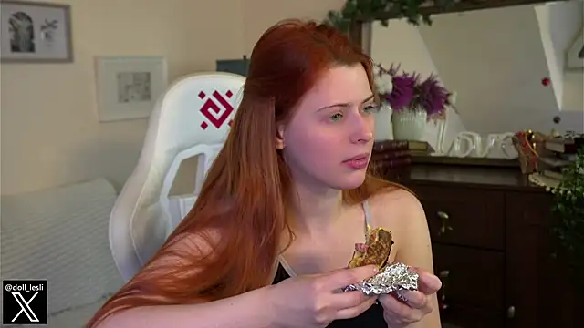 Snapshot of doll_lesli chatting on 01.10.25 doll lesli online show from 01.10.25