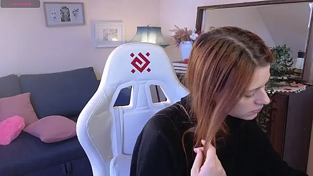 Snapshot of doll_lesli chatting on 03.12.25 doll lesli online show from 03.12.25