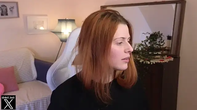 Snapshot of doll_lesli chatting on 03.22.25 doll lesli online show from 03.22.25