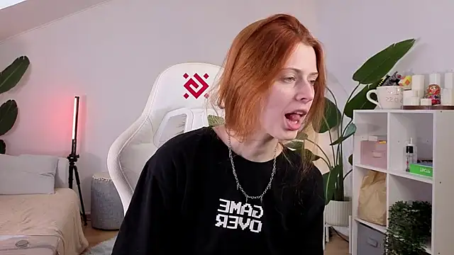 Snapshot of doll_lesli chatting on 10.09.25 doll lesli online show from 10.09.25