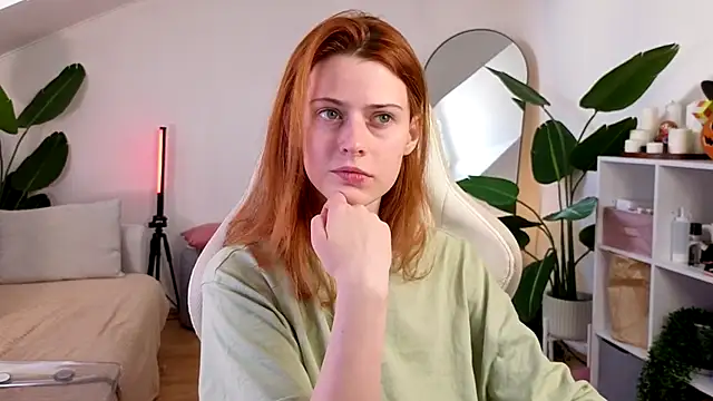 Snapshot of doll_lesli chatting on 10.24.25 doll lesli online show from 10.24.25