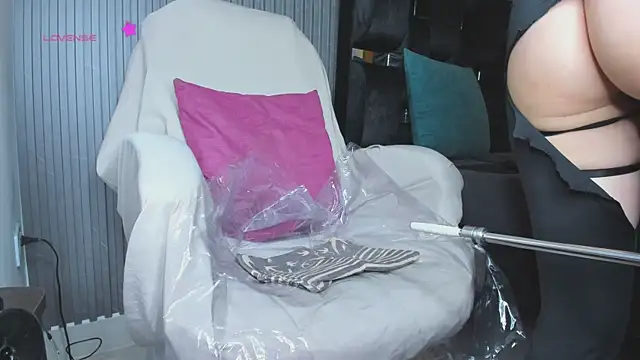 Snapshot of levana1 chatting on 09.26.25 levana1 online show from 09.26.25