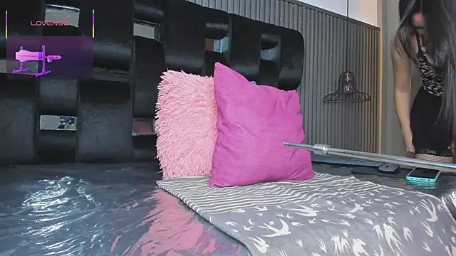 Snapshot of levana1 chatting on 10.24.25 levana1 online show from 10.24.25