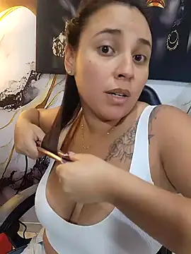 Snapshot of LizzRouse chatting on 07.18.26 LizzRouse online show from 07.18.26