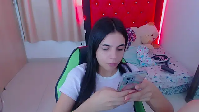 Snapshot of _elenna chatting on 12.15.24 elenna online show from 12.15.24