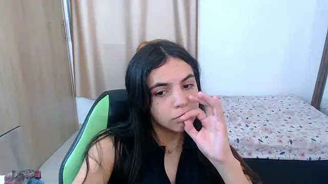Snapshot of _elenna chatting on 03.04.25 elenna online show from 03.04.25