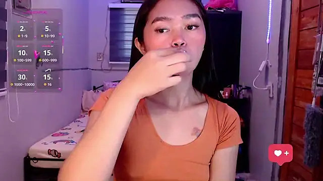 Snapshot of Itsme_claire chatting on 10.04.25 Itsme claire online show from 10.04.25