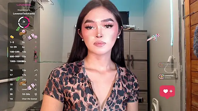 Snapshot of Itsme_claire chatting on 10.22.25 Itsme claire online show from 10.22.25