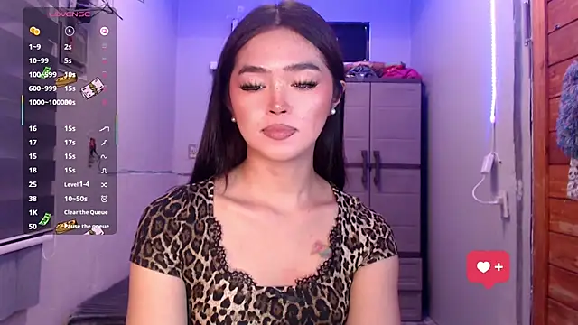 Snapshot of Itsme_claire chatting on 10.28.25 Itsme claire online show from 10.28.25