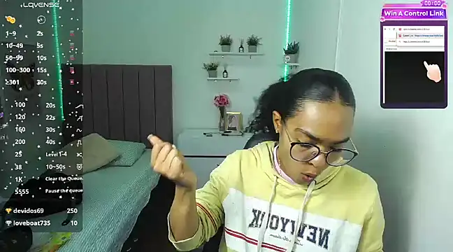 Snapshot of Nina_lovee_ chatting on 12.02.24 Nina lovee online show from 12.02.24